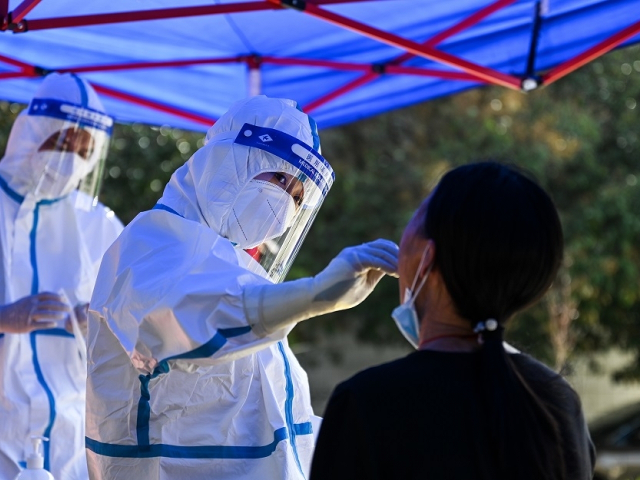 國務院發布新冠病毒感染者居家治療指南。