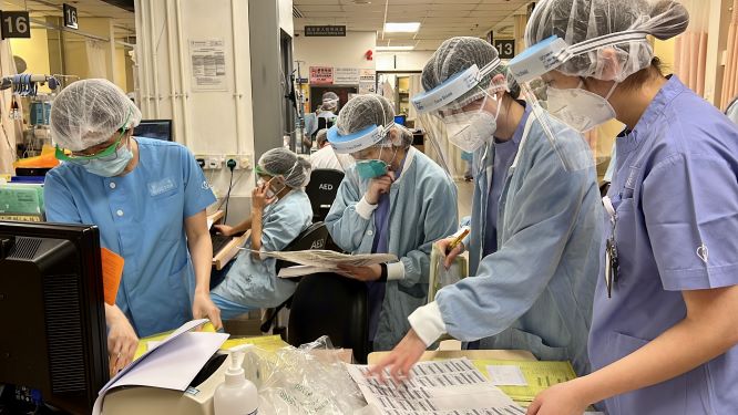 醫管局表示,現時經急症室入內科求診人次已破疫情前同期水平,憂隨防疫措施放寛及市民外遊增多,不排除需調整服務。