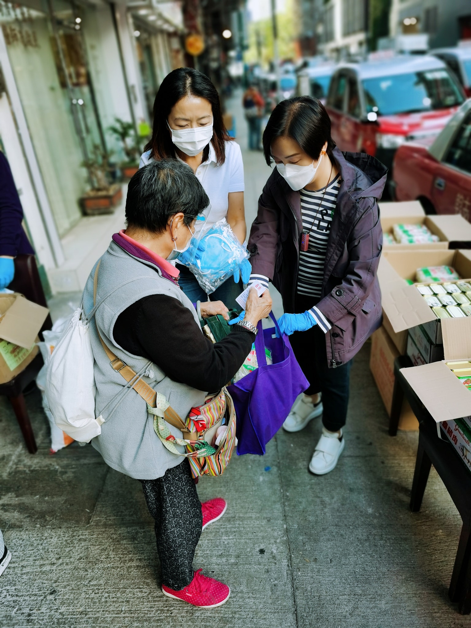 喜樂餐飲免費派給長者街坊。