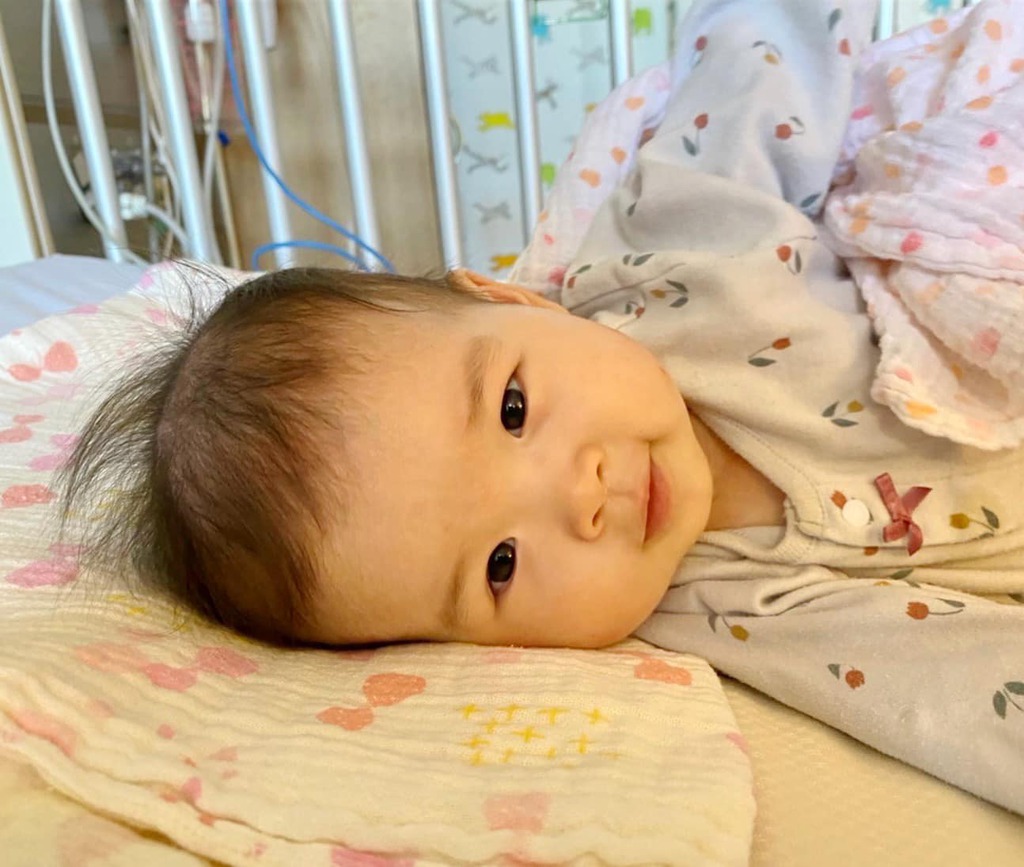 1歲女嬰佐藤葵(小葵)罹患先天性心臟病。