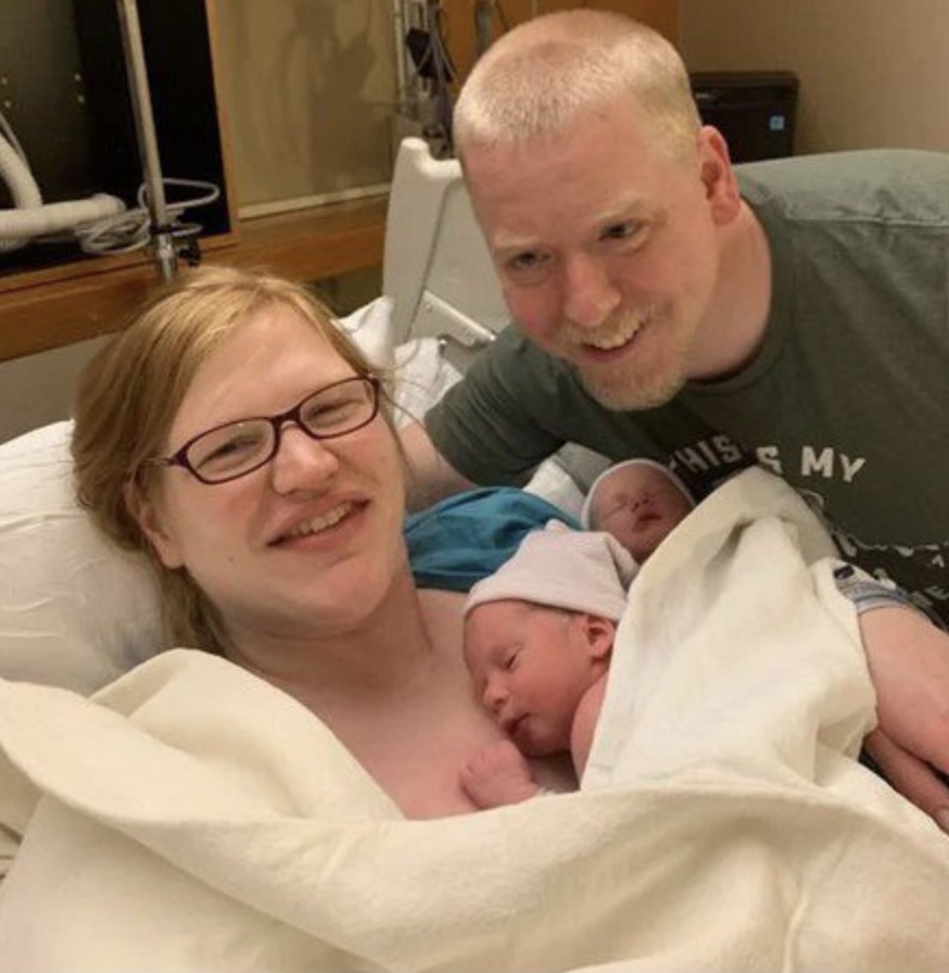 夫妻在今年10月31日誕下這對雙胞胎。