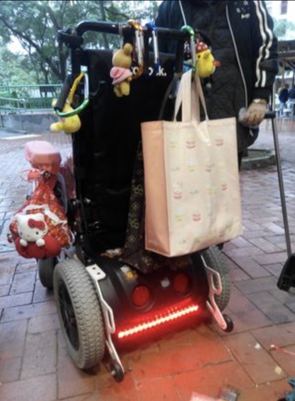 「輪椅美工師」幫忙加裝了LED發光警示條的輪椅，提示後方行人，避免碰撞。