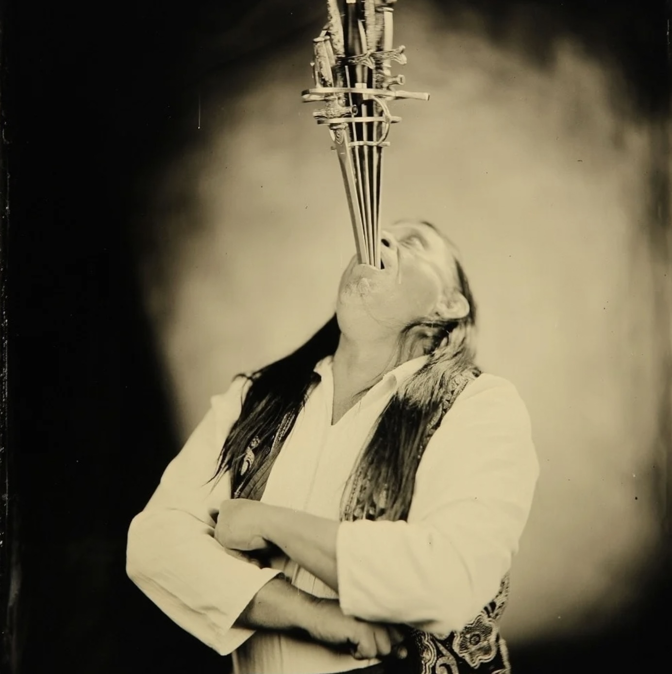 Scott Nelson於10月31日表演一次過吞下5把劍。