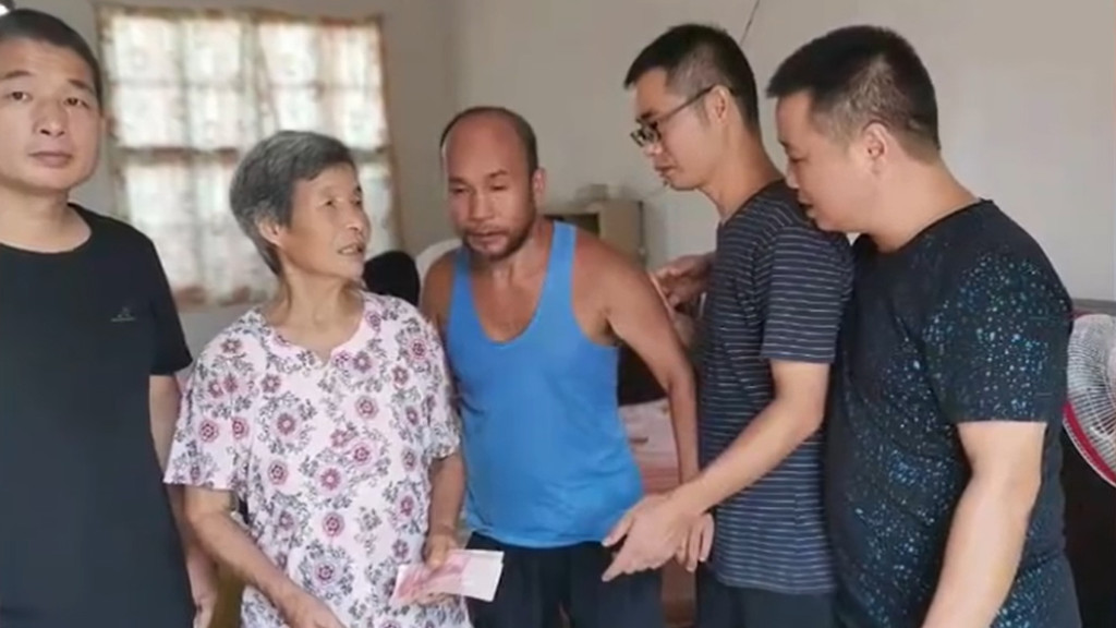 熊乾進的母親年事已高,因此同學們接力照顧熊乾進。