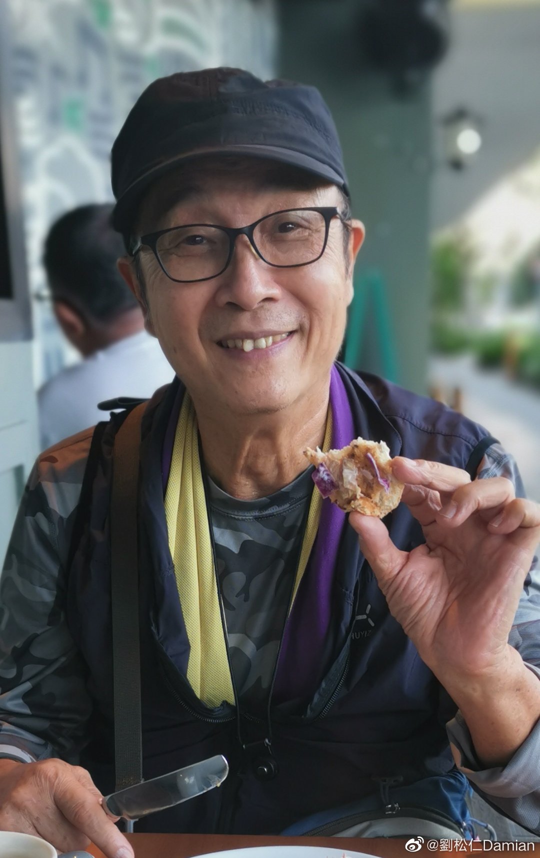 有網民認為他撞臉72歲的港星劉松仁。