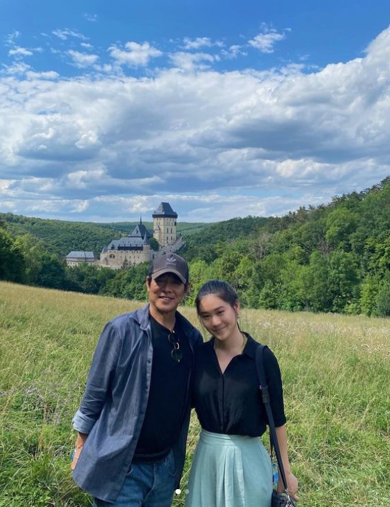 李連杰日前曬出與女兒前往捷克旅行的合照。
