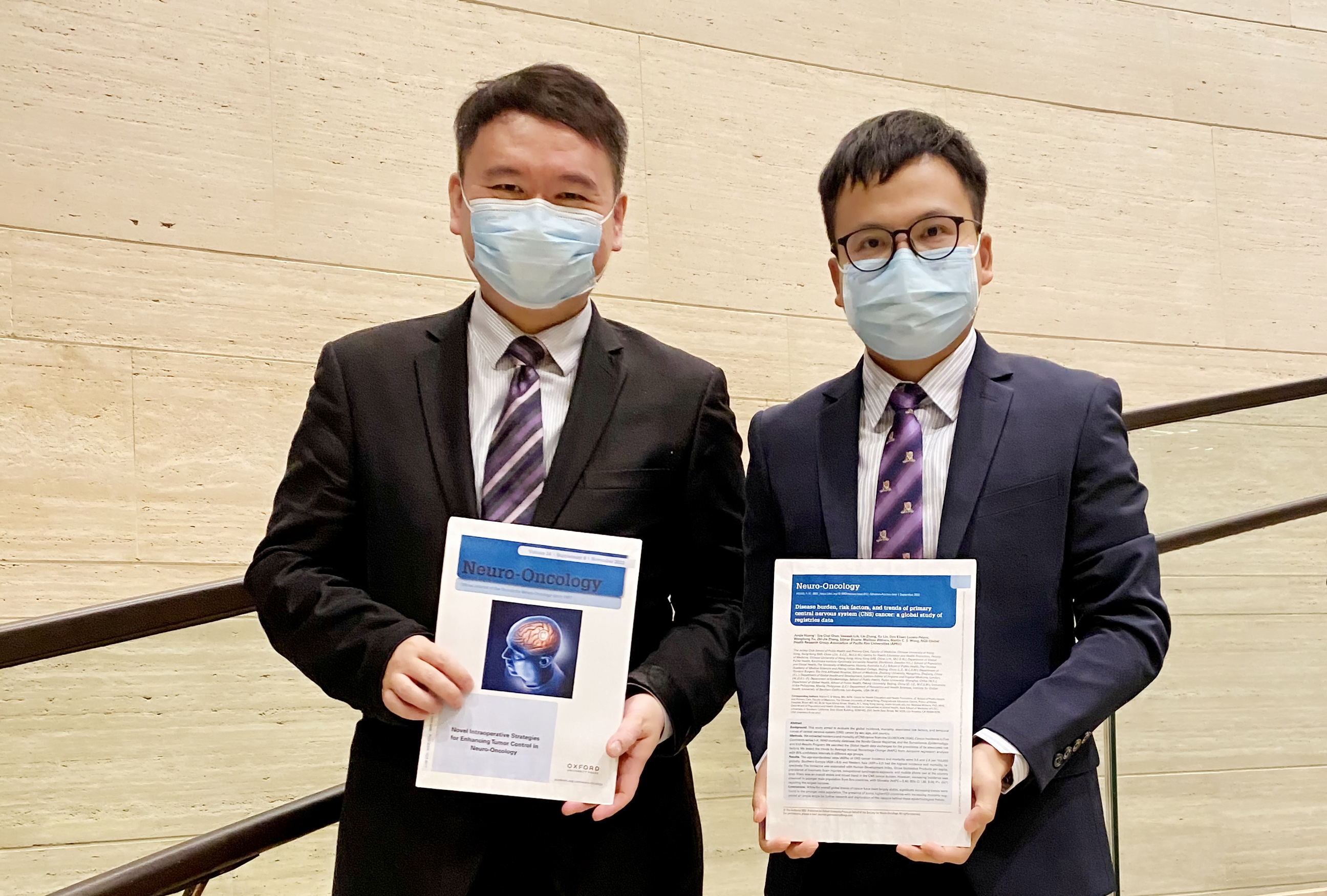 相中為研究的高級通訊作者、中大醫學院賽馬會公共衞生及基層醫療學院黃至生教授(左)及研究的第一作者、中大醫學院賽馬會公共衞生及基層醫療學院研究助理教授黃俊杰博士。