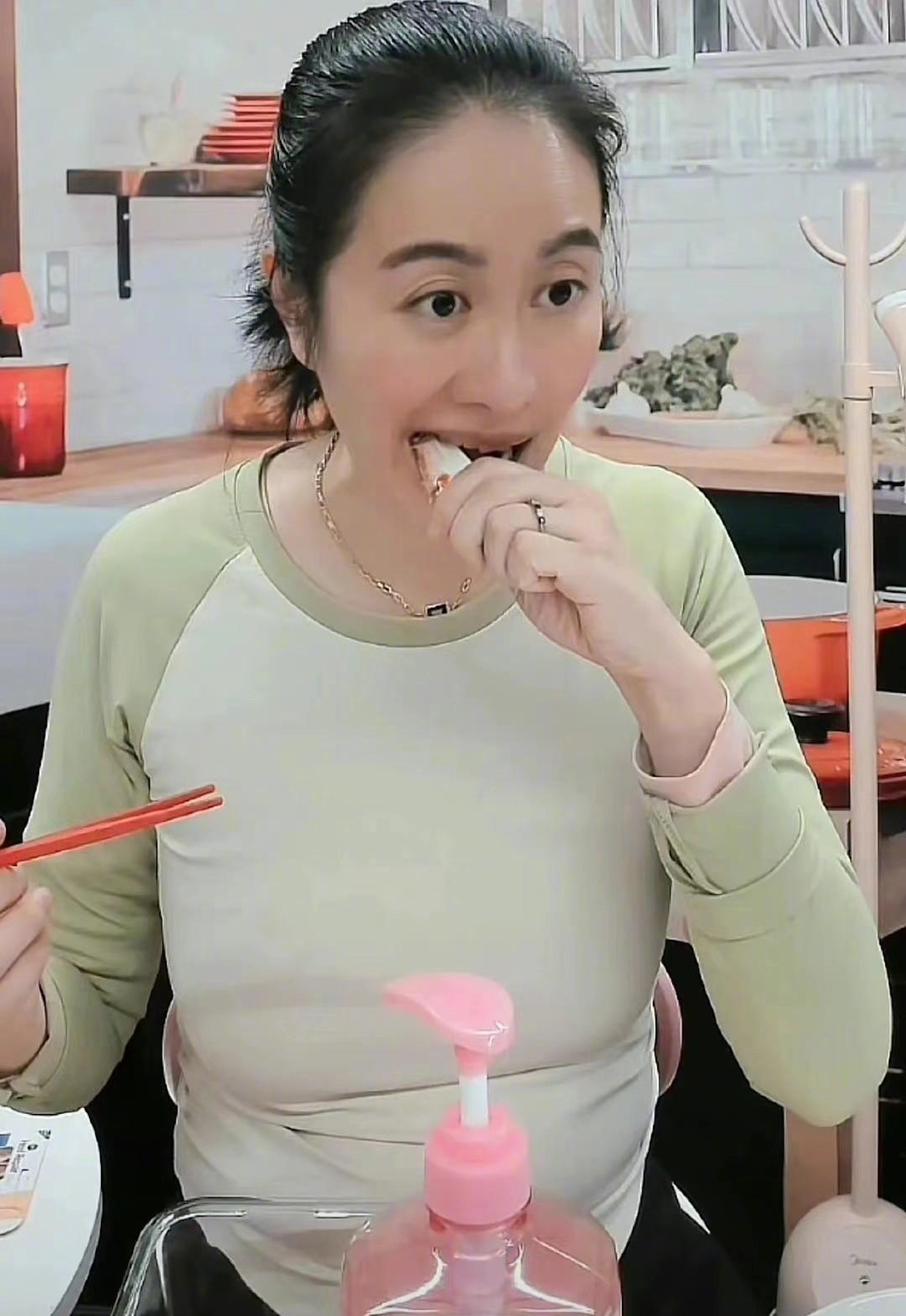 葉璇不顧形象地在鏡頭面前大吃大喝。