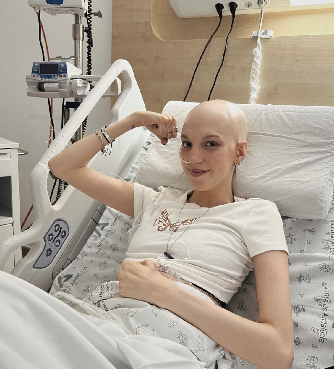 西班牙網紅Elena Huelva在16歲時被診斷罹患罕見骨癌。