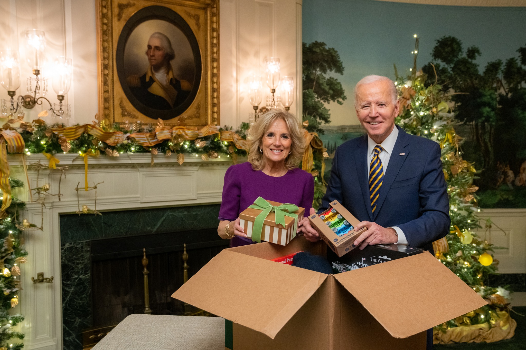 第一夫人吉爾(Jill Biden)在美國總統拜登(Joe Biden)的陪同下,乘坐直升機前往國家醫學中心。