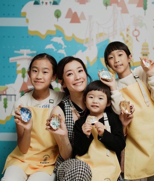 12月初合照已不見大女兒身影，當時大女兒已經出事。