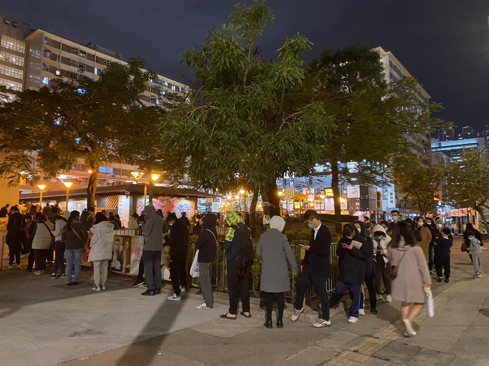 江玉歡17日晚到長沙灣麗閣檢測中心視察,直言人龍長得離譜,促政府立即檢討並要求承辦商加強人手處理。