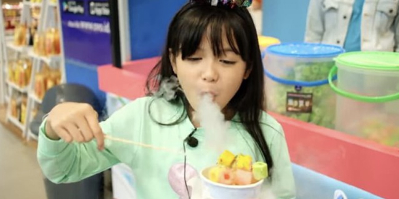 印尼許多兒童為參與TikTok風潮,模仿食用「chiki ngebul」。