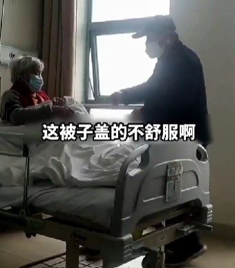 兒子觀察到母親的棉被不舒服。