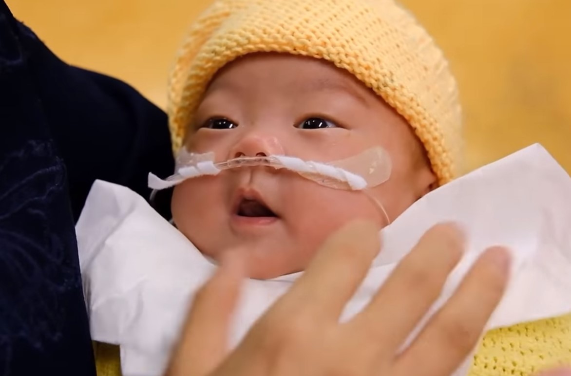 出世5個多月的心瀅，Coach Fui終於可以抱起她。