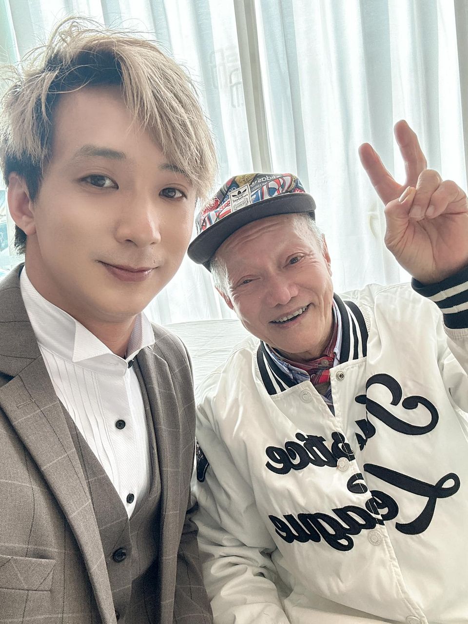 Dick上載與Happy伯的合照︰「感謝happy 一族給于大家歡樂。」