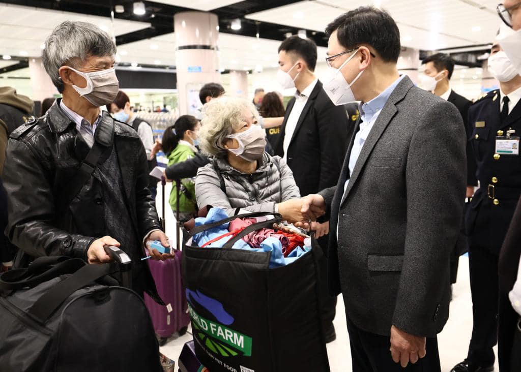 行政長官李家超今早(8日)視察落馬洲支線管制站後表示,上午整體出入境運作暢順。