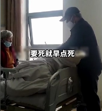 嘴上咒駡母親,但手上並未停止過。