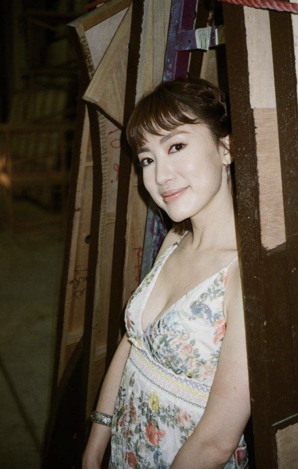 傲人上圍被網民質疑是「鬼影球」？