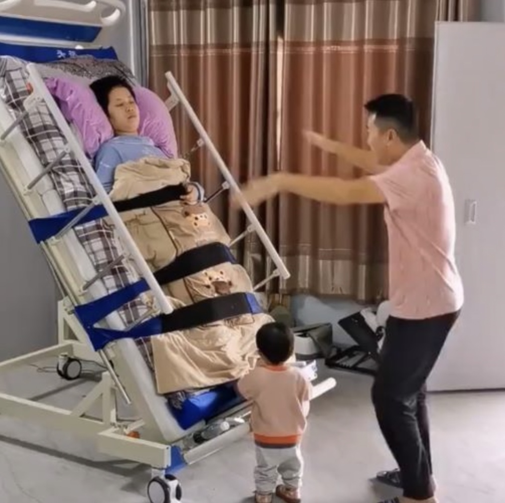 鄧有採每天在妻子床邊唱歌及跳舞,為的就是能喚醒她。