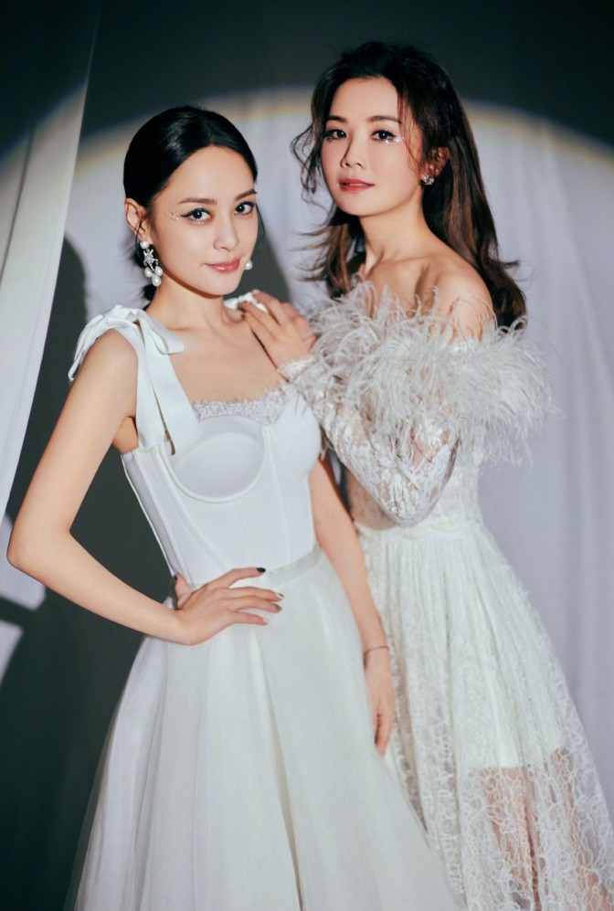 Twins受邀出席湖南衛視跨年晚會。