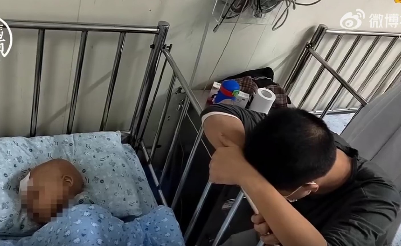 經歷化療的男孩難以忍受不適反應。