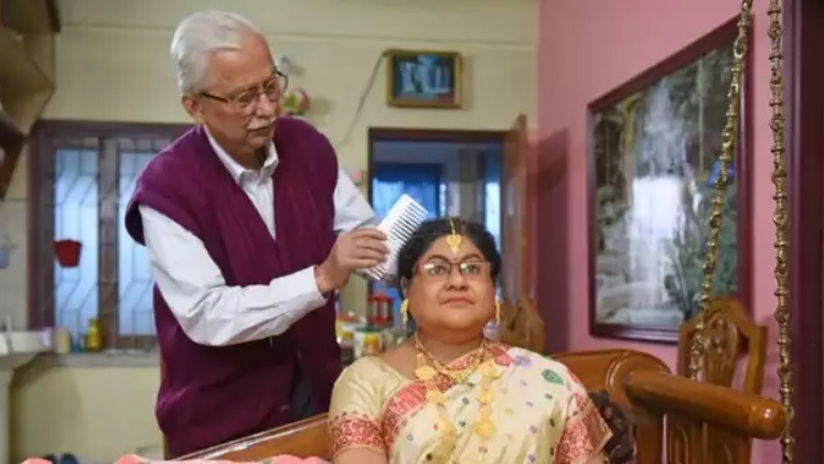 每日為「愛妻」梳頭整裝。