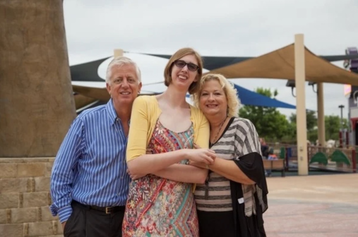 摩根12歲時遭其他同齡小朋友歧視，於是父親決定放棄自己的生意，為她打造一個無障礙主題樂園。