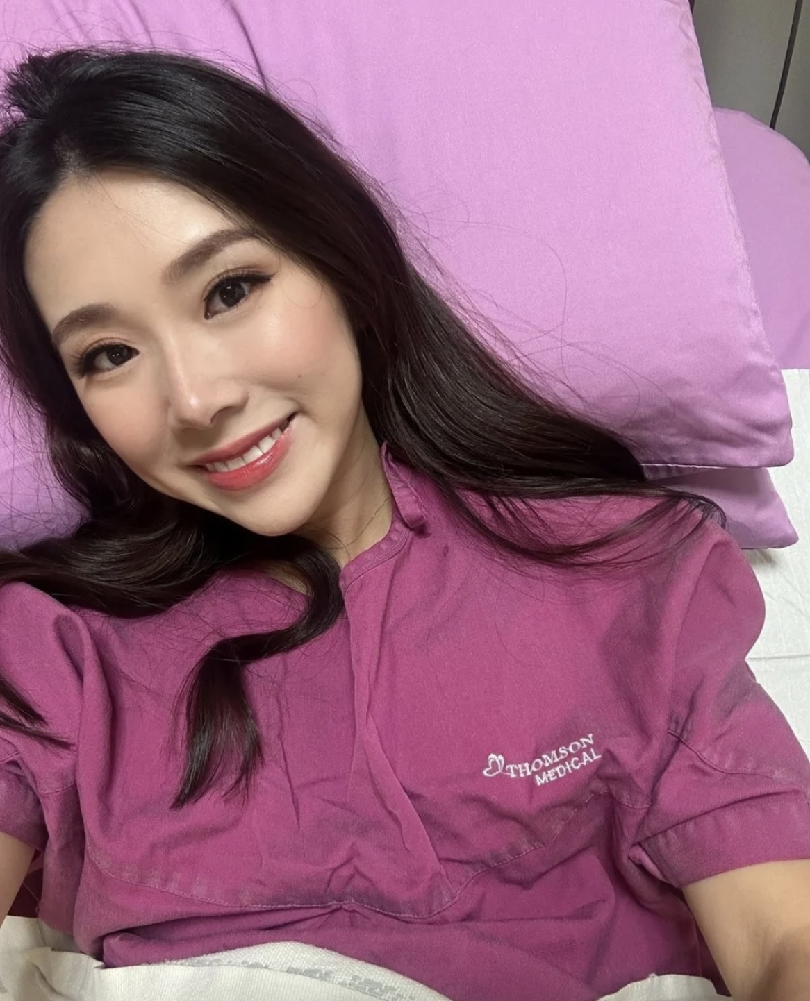 產後的她臉上化著完美妝容。