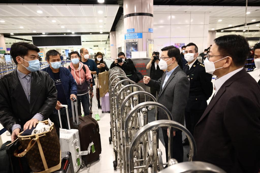 行政長官李家超今早(8日)視察落馬洲支線管制站後表示,目前開放預約過關的日期全部未爆滿,但以臨近農曆新年前的幾日較受歡迎。