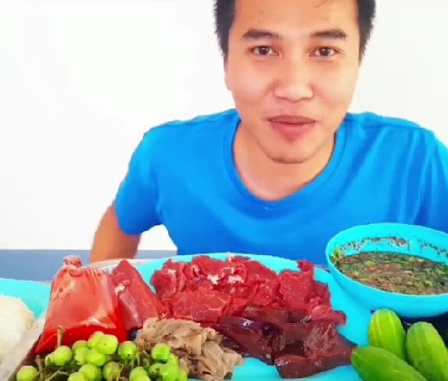 3年來愛生食牛肉的泰國網紅Amarit Chuetamuen。