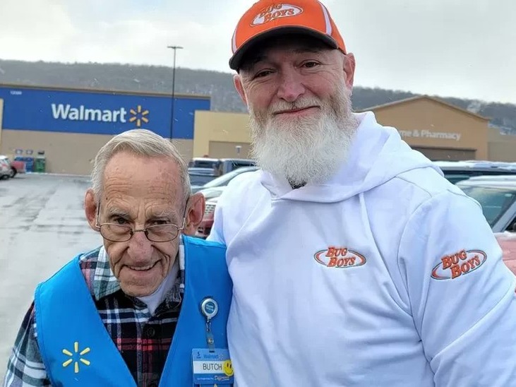 KOL發現一位82歲長者仍需在沃爾瑪超市打工維生，便決定眾籌助老人家退休。