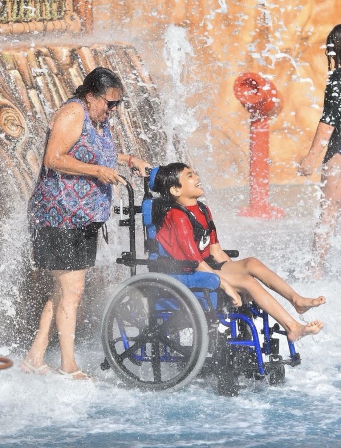 孩子與家長開心玩水。