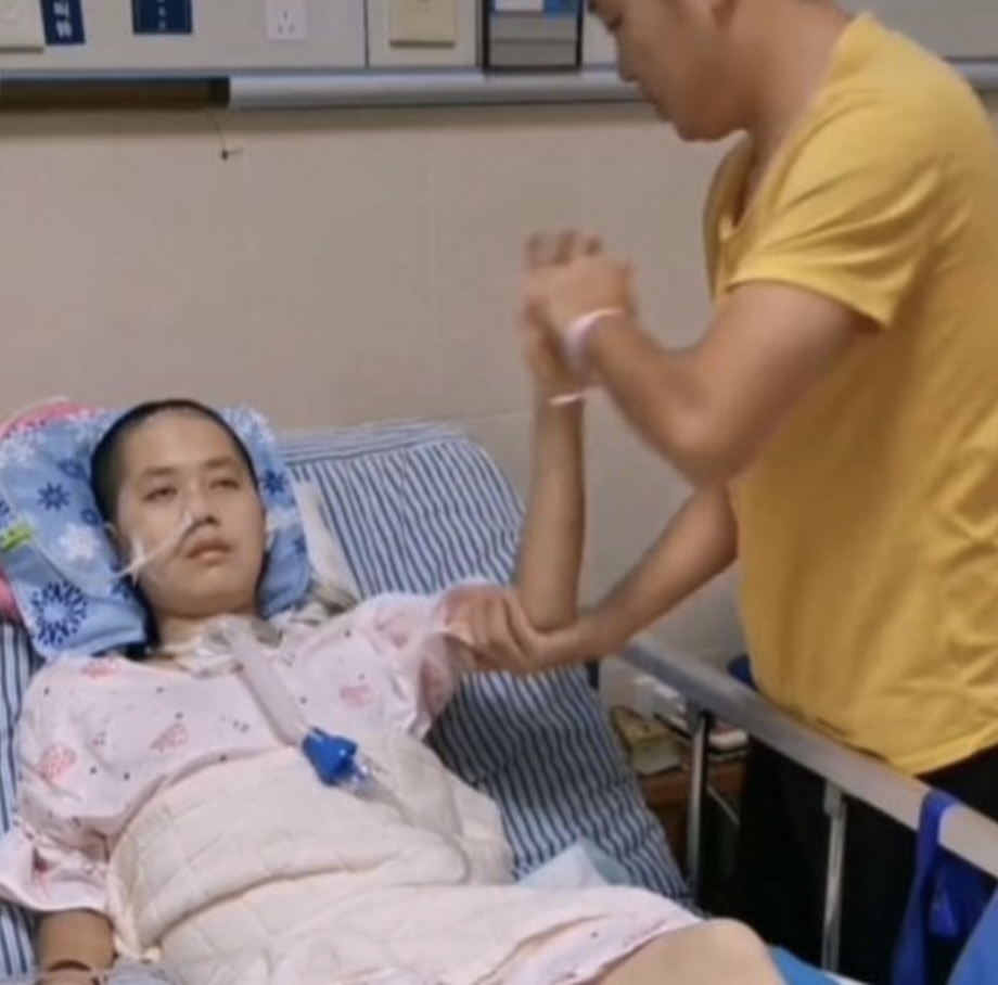 鄧有採24小時守在醫院照顧妻子。