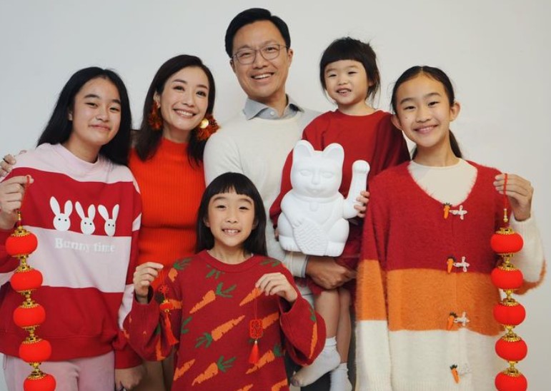 新年閒發佈的全家福，可見大女兒（左一）氣色已經恢復。