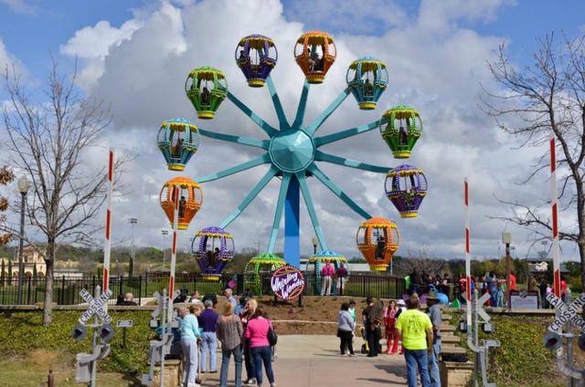 特別為殘障人士所設的無障礙摩天輪。