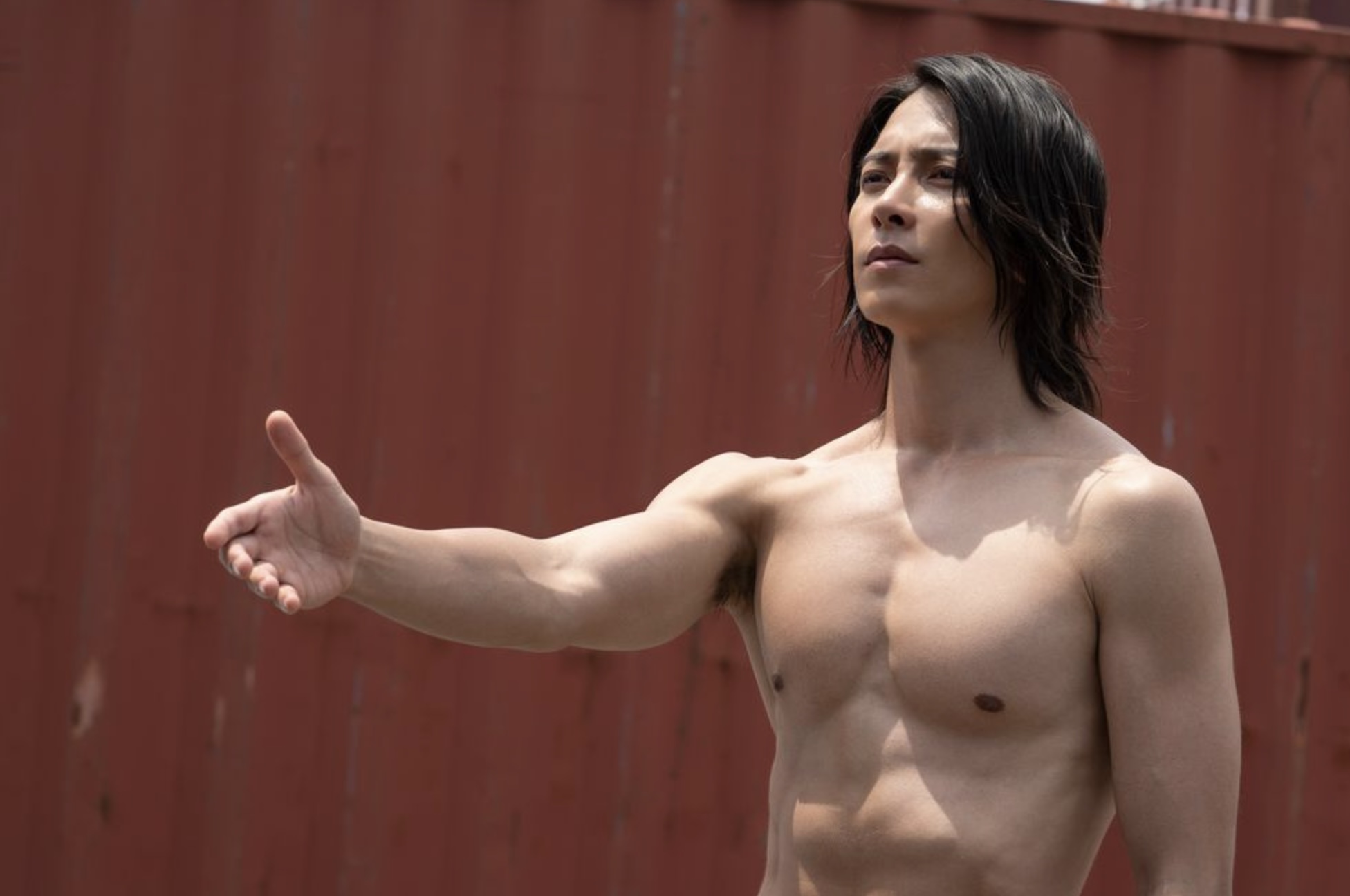 山下智久在《今際之國2》飾演活在當下的裸體藝術家「梅花K 久間欣治」。