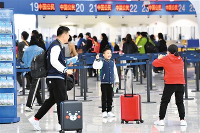 內地放寬防疫措施,同時恢復中國公民出境旅遊。