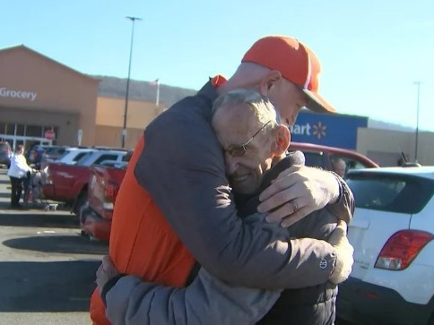 兩人感動相擁。