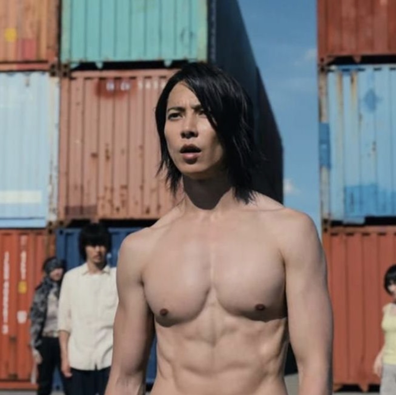 劇中山下智久展現大尺度好身材,只遮了重要部位。