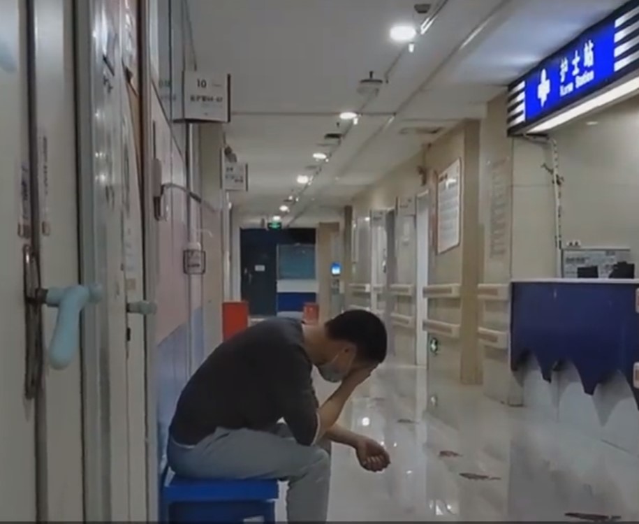 父親曾想放棄,但看到兒子天真的笑容又不忍心。