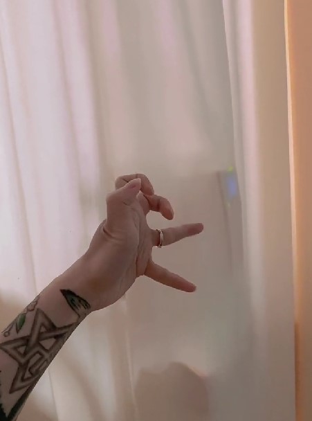 在醫院跳起手勢舞。