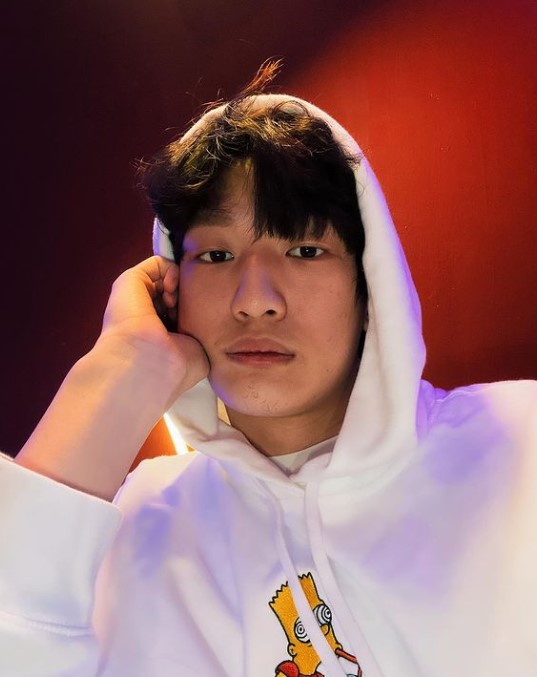 左邊肩膀被釘上2個鋼釘，在過機場安檢時總是發出聲。