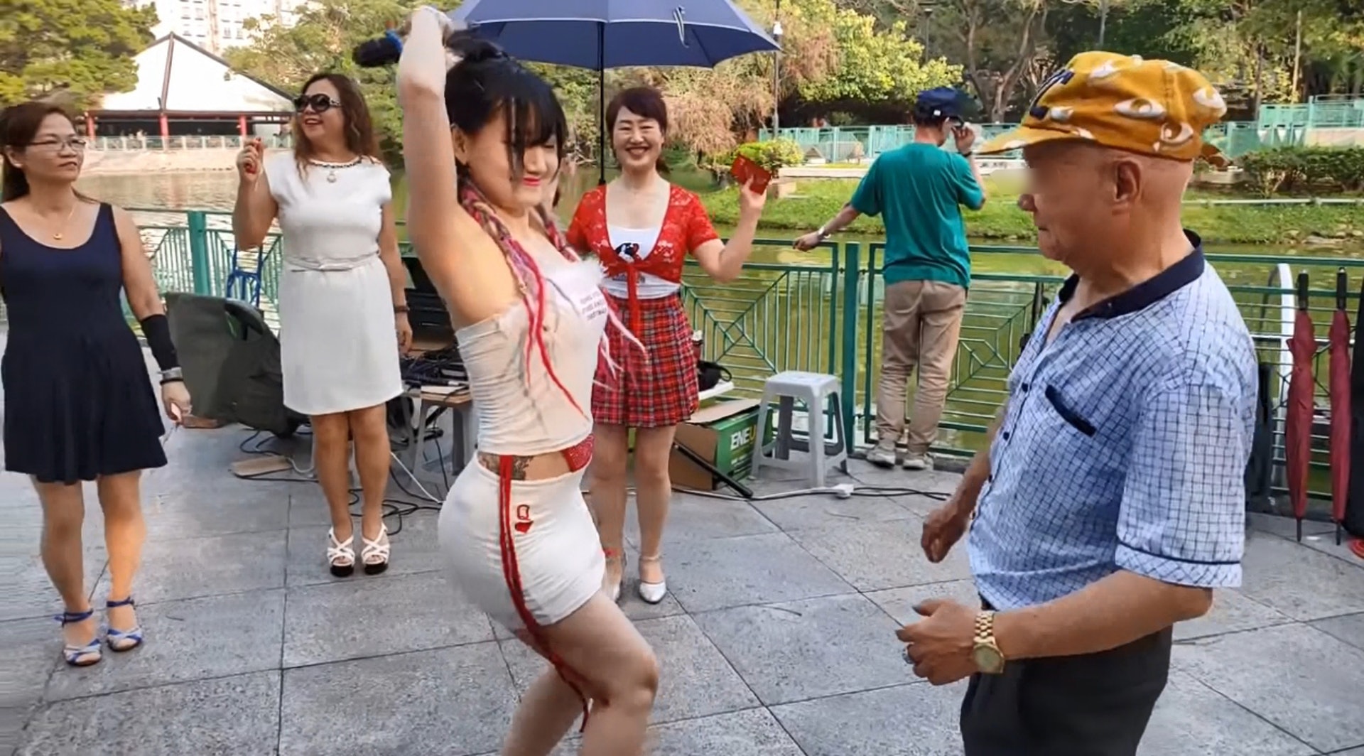 娜娜2019年在屯門公園勁歌熱舞的影片當時在網上廣傳，令她與忠實粉絲Happy伯成為網絡紅人！