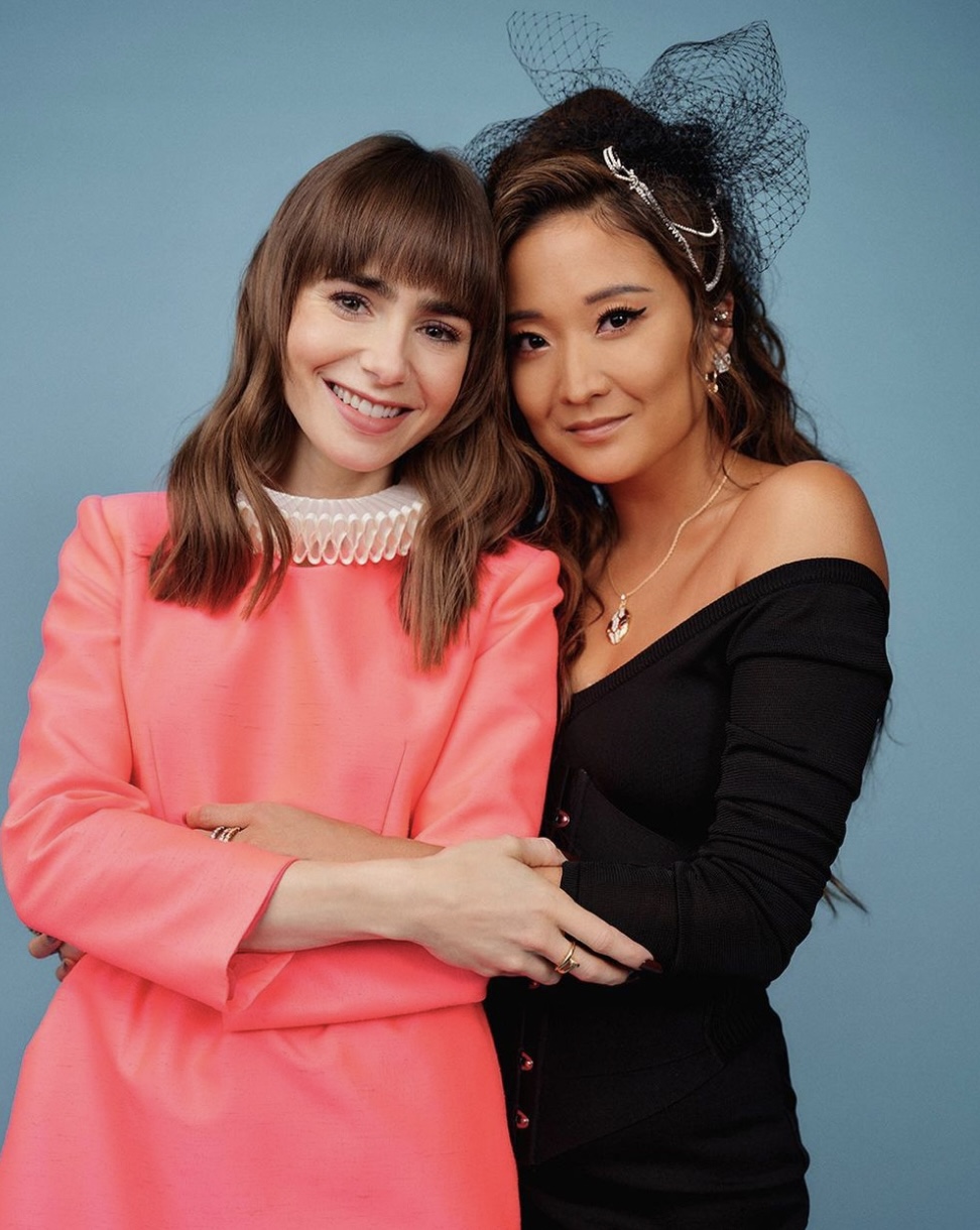 《Emily in Paris》女主角Emily和閨蜜敏迪Mindy。