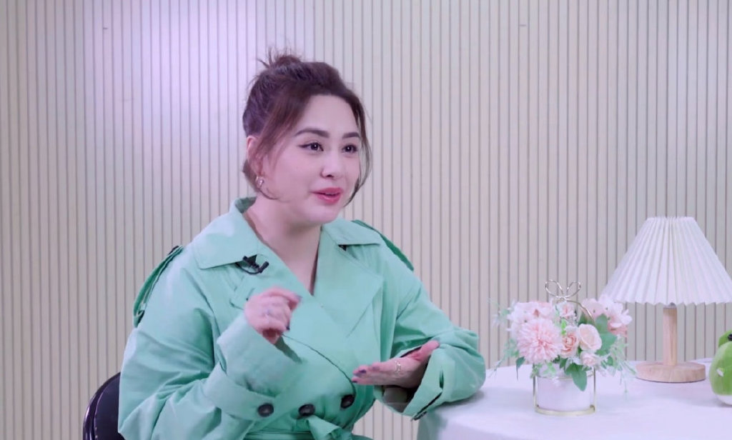 因凍卵而導致荷爾蒙失調，體重更是增加了20磅，臉型與身材都變得比較圓潤。