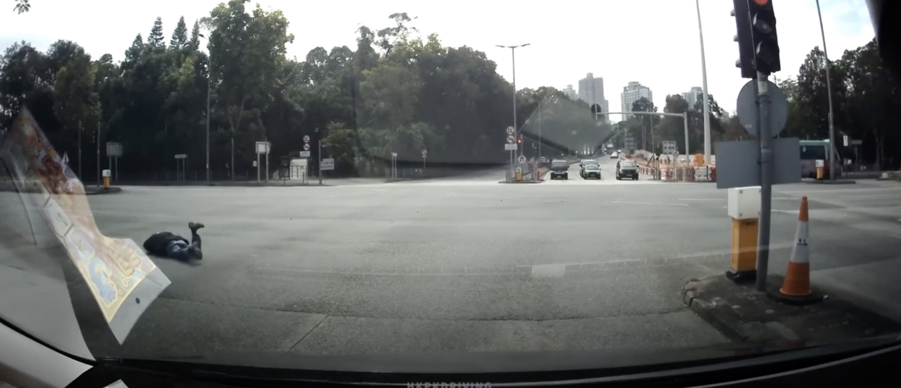 伯伯掙扎數次,起身了又失去平衡再次跌倒。