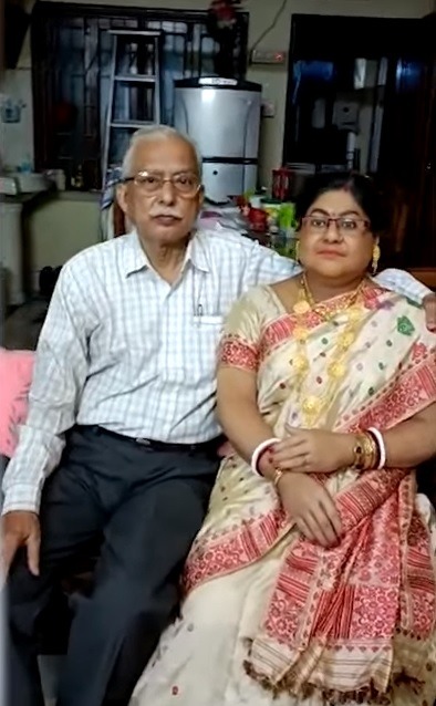 印地一名65歲情深夫不捨結婚39年愛妻染疫亡,花費2.4萬訂造1:1亡妻雕像擺正客廳朝夕相對。