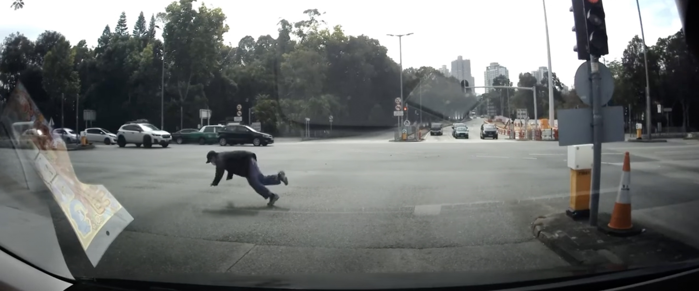 28日在粉嶺一處馬路,一名伯伯在過馬路時不慎向前仆倒。