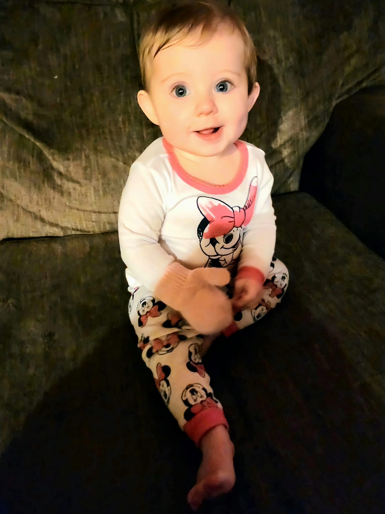 寶寶受傷手掌戴著手套,所幸寶寶並無大礙。